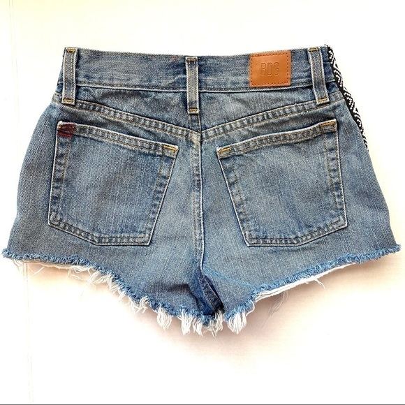 BDG Girlfriend High Rise Raw Hem Shorts 25 - Picture 5 of 6